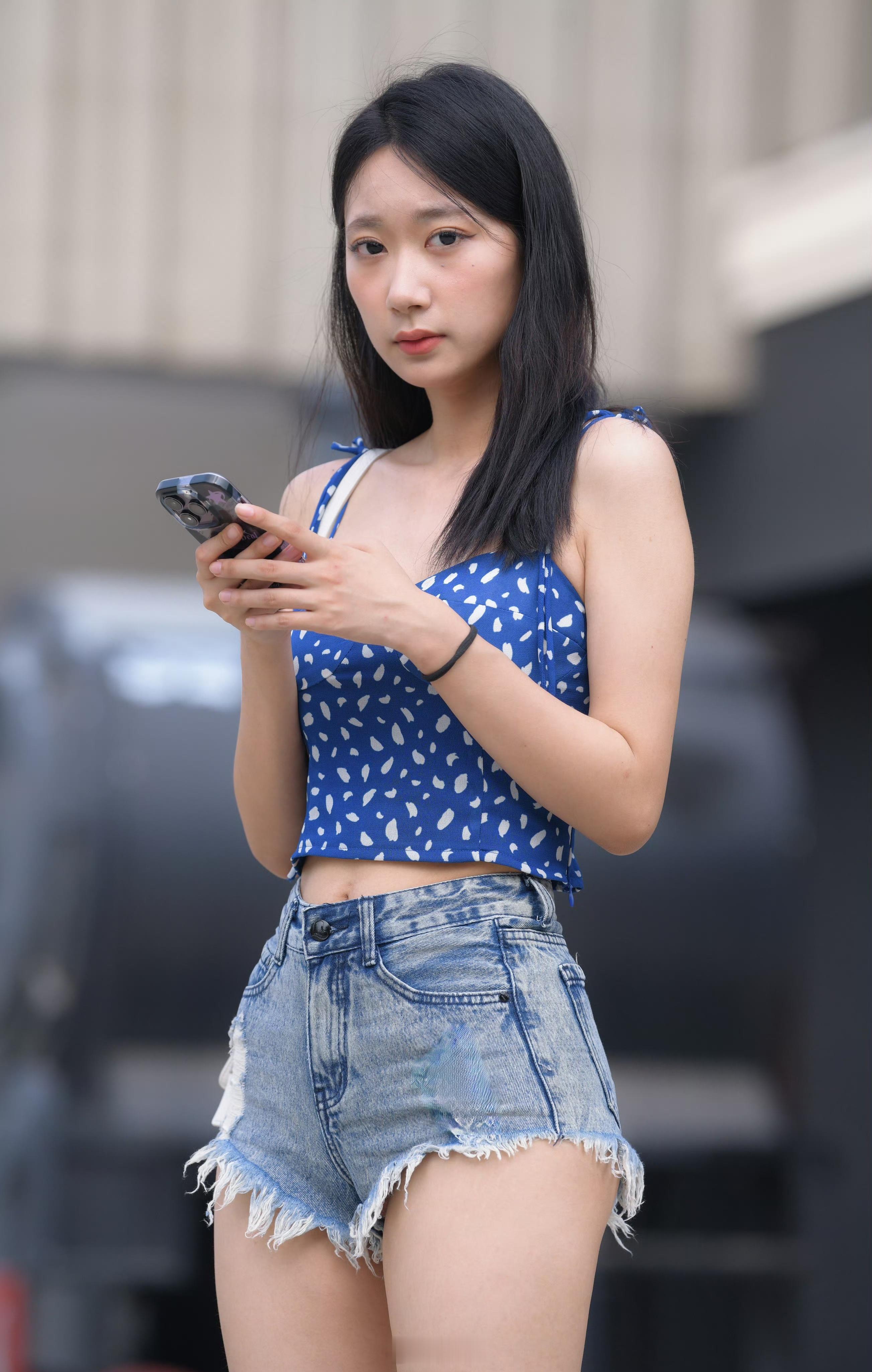 蓝色的碎花上衣好看 ​​​