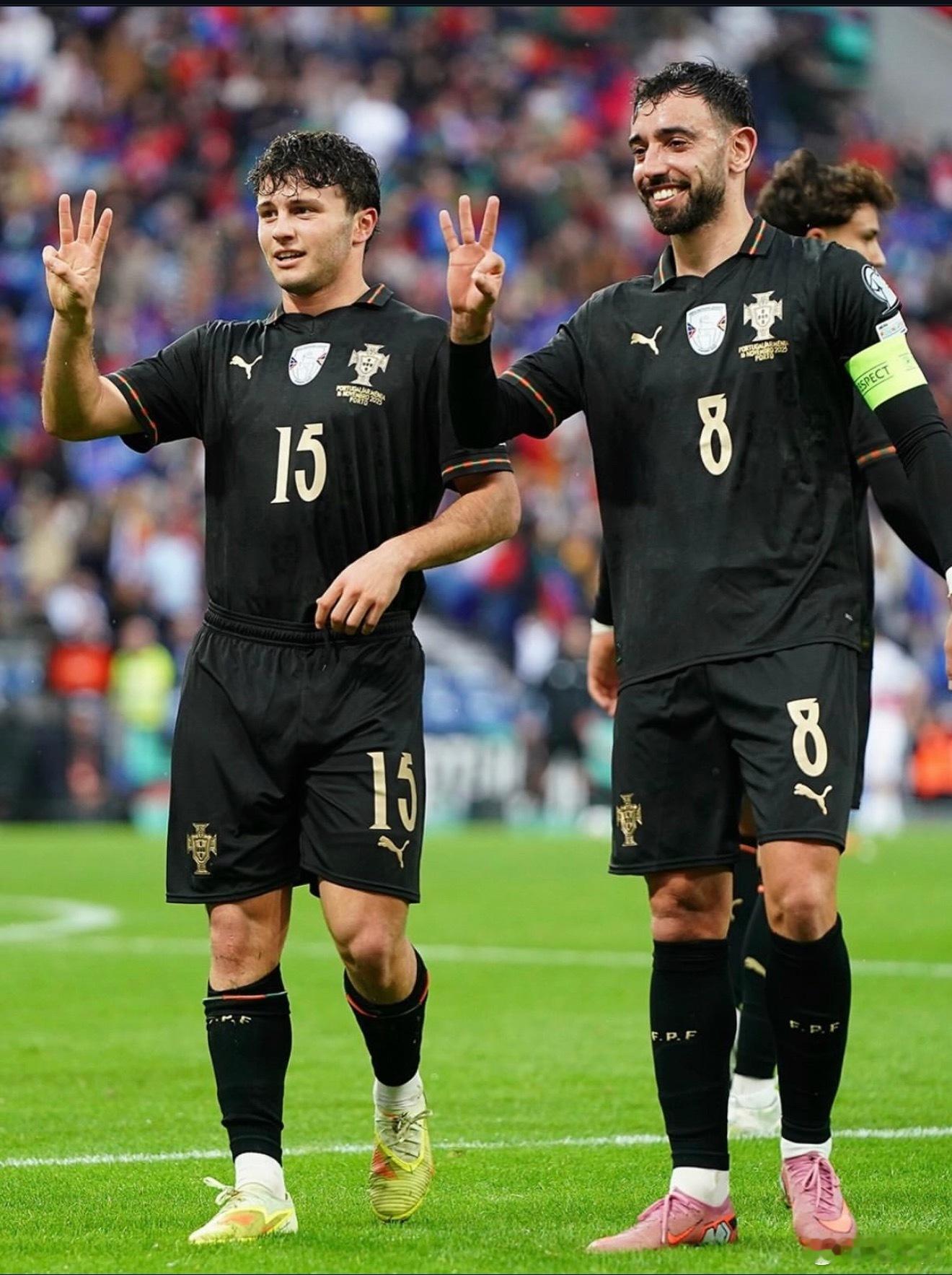 一场比赛同一支球队两位球员同时上演帽子戏法，也不是经常会有的事情。B费和小将若昂