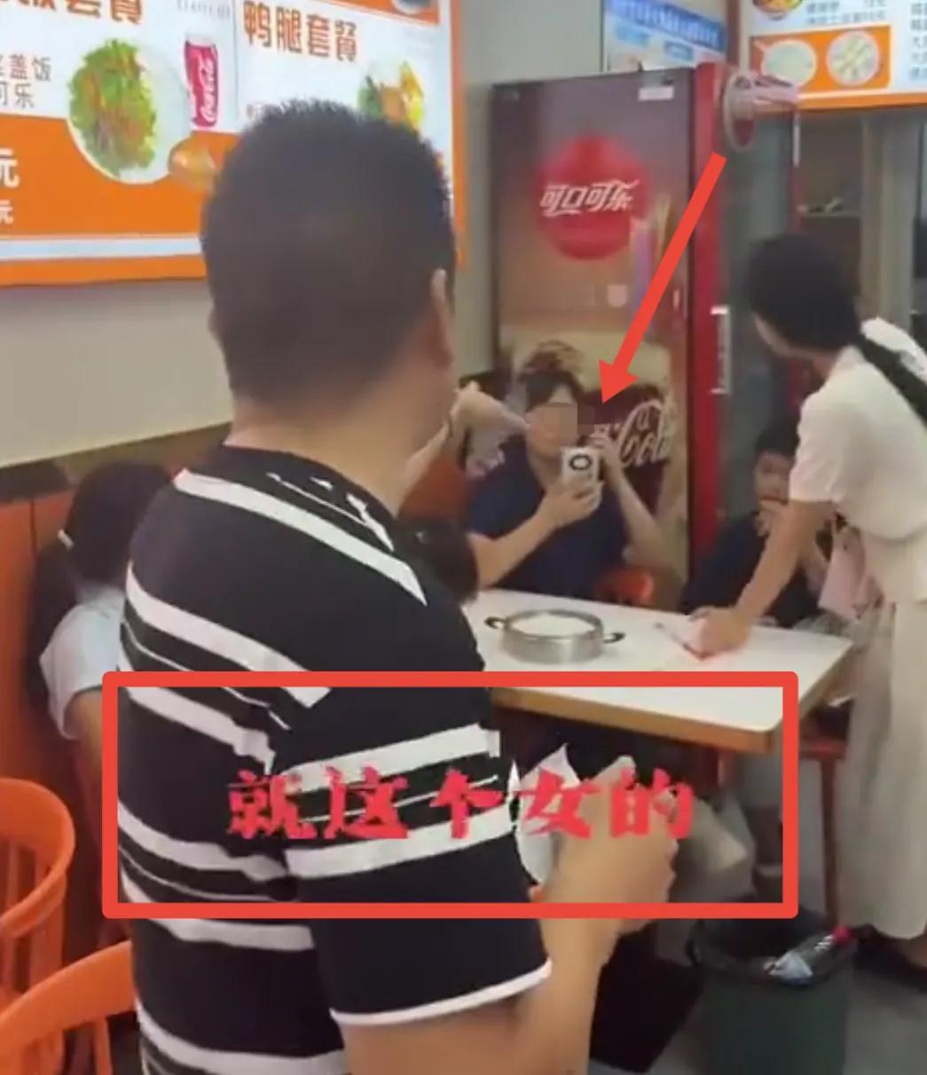 吃相太难看，活不起了？两个大人带着五个孩子，在饭店只点一碗面。

由于该饭店推出