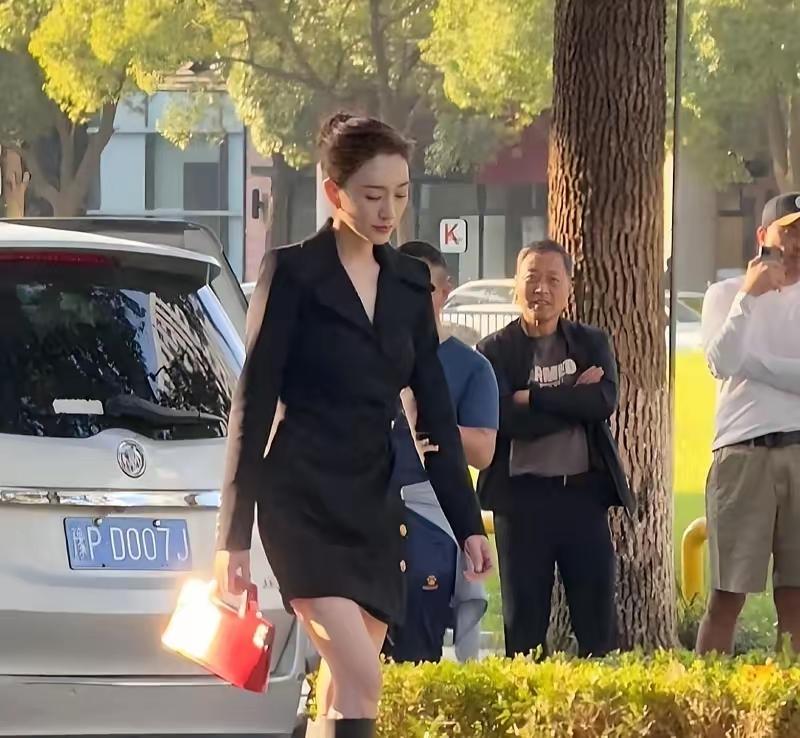 在拍戏偶遇一位绝世美女
你们认识她吗？
她的身材属于S型身材，不胖不瘦，刚刚好