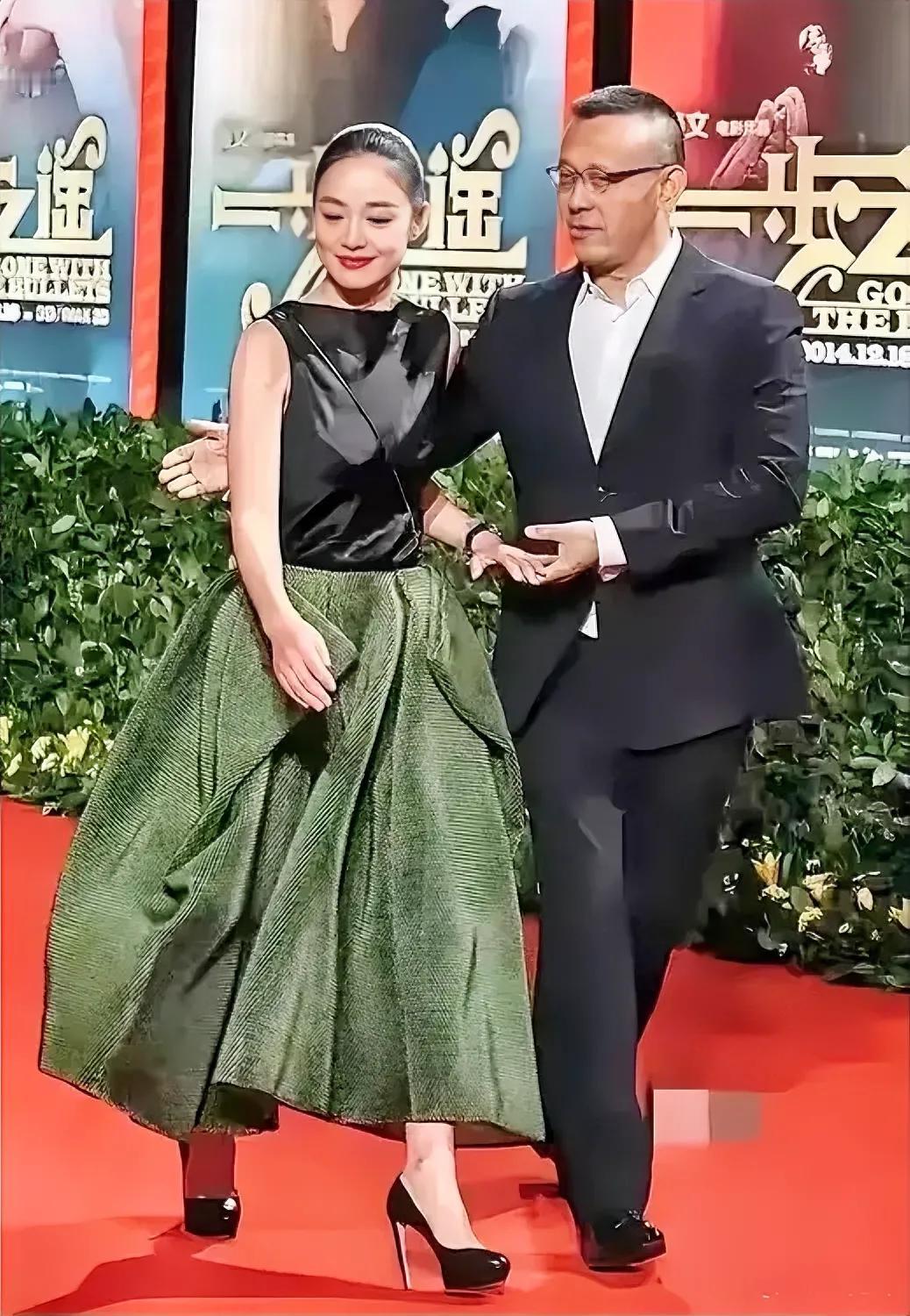 姜文护佑妻子周韵走红地毯。
护妻如斯，妇复何求？