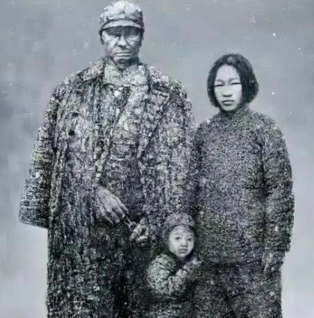 1937年初，日本兵将一家三口押到了刑场上。当父亲被他们砍断脖子后，5岁的小男孩