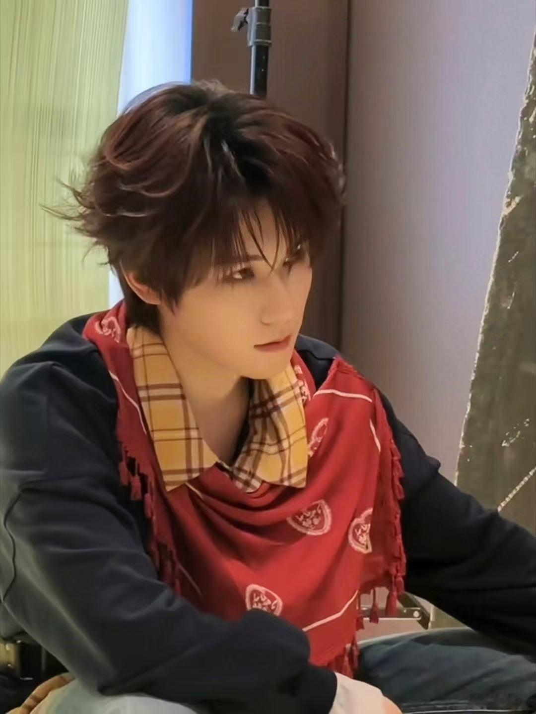 张真源的vlog像是朋友间的小聊天，他在演唱会前完全没有架子，给人感觉特别亲切。