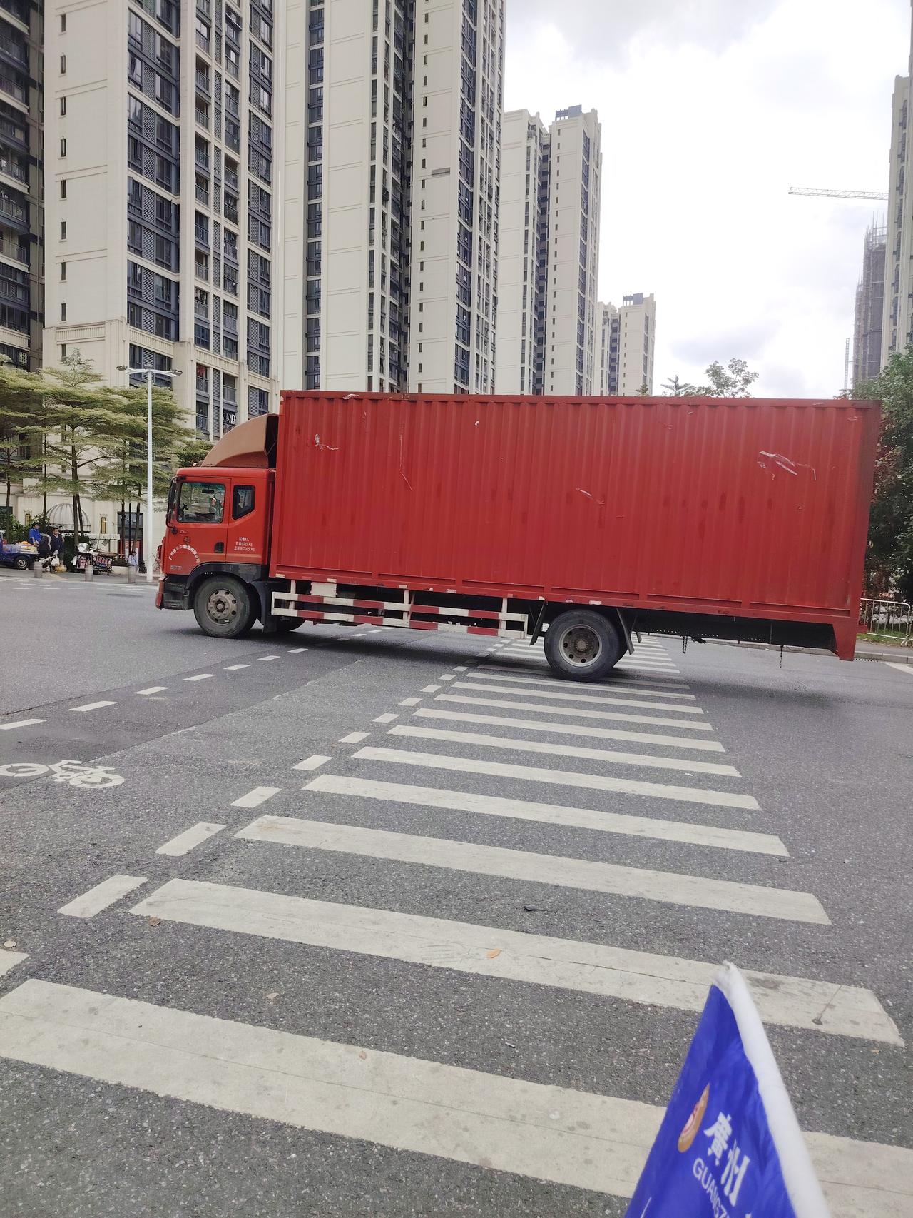 开网约车能养家糊口吗？
有人说能，说那些跑长途的一单两三百，收入看着不错。就是累