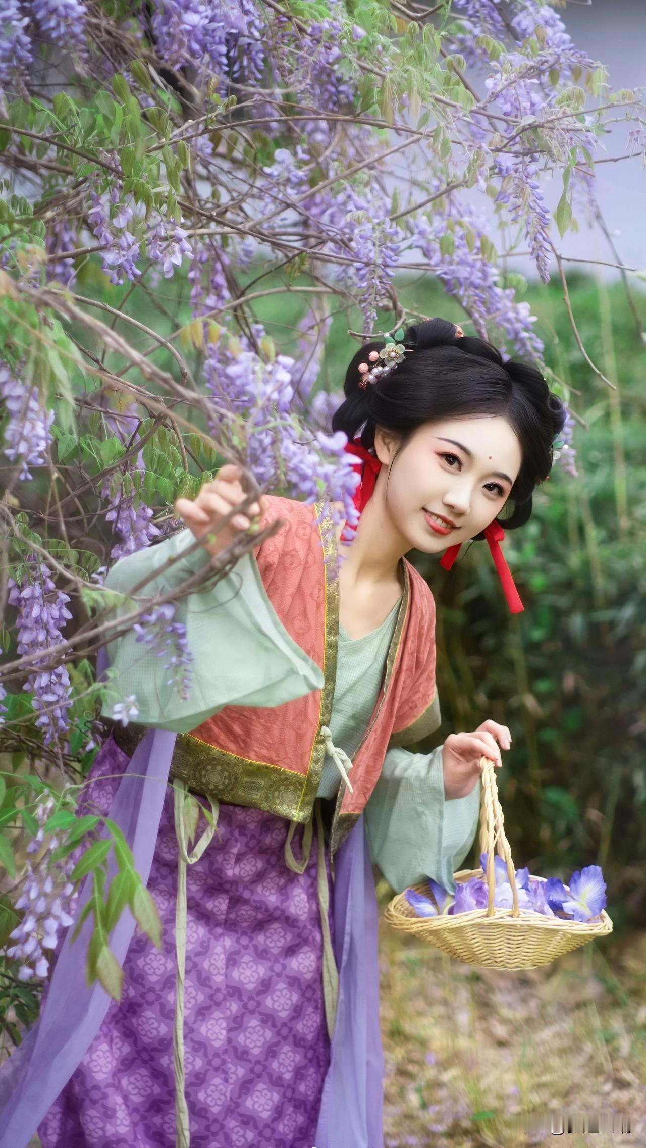 穿越时空的古典美人，手捧蓝花，置身花海之中。