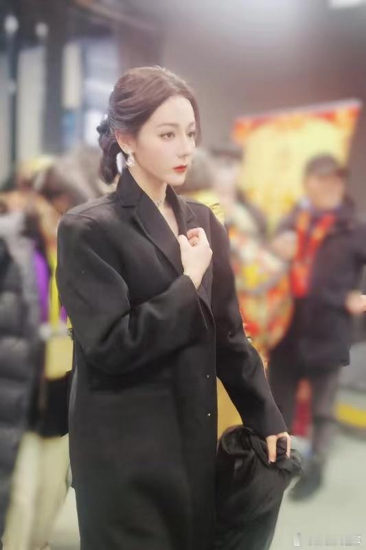 #新浪娱乐[超话]##迪丽热巴百花迎春侧颜#  #迪丽热巴侧拍秒了#迪丽热巴百花