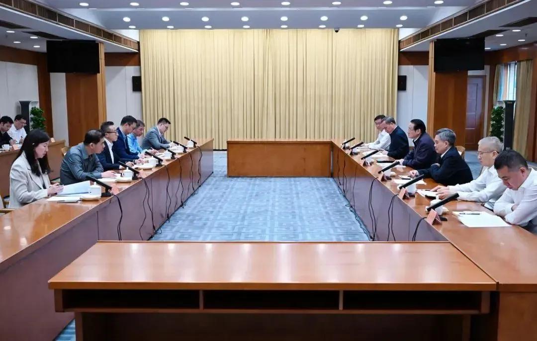 浙江省的书记与阿里巴巴新班子成员开展座谈。这是告诉阿里人，是谁让你发展，你应该感