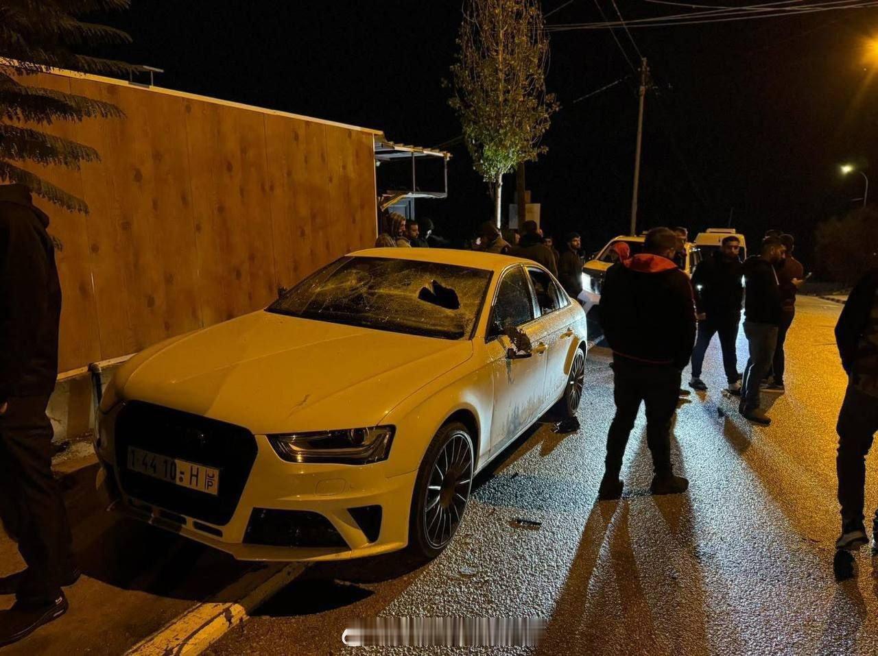 昨天深夜，犹太人暴徒袭击巴勒斯坦约旦河西岸地区的辛吉尔村，砸了几辆汽车。 