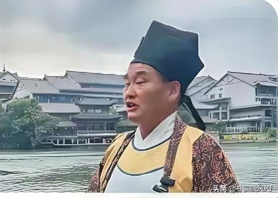 朱之文在台儿庄古城现场写的是“天下第一庄”这五个字。网上没有公开的高清原字图片，