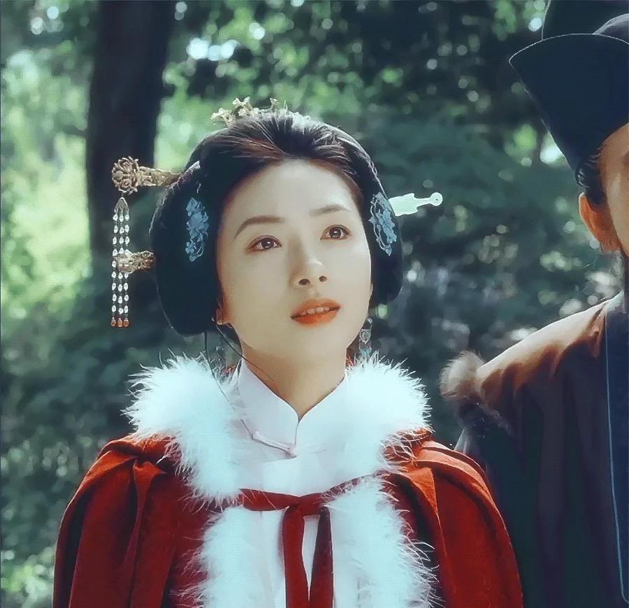 1641年，23岁的柳如是，嫁给了59岁的钱谦益，洞房花烛夜，钱谦益低声问道：“