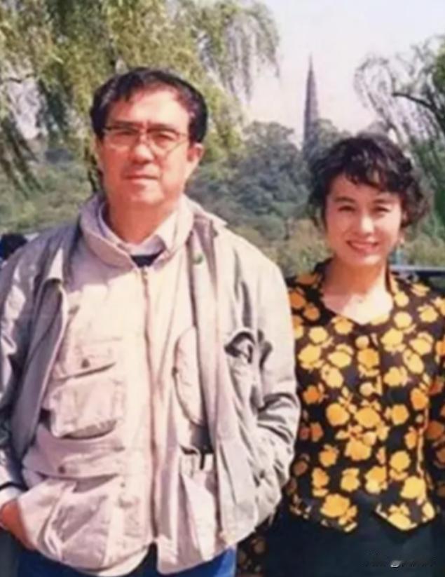 1992年春日的杭州西湖，烟雨空濛，垂柳拂岸。一张自然随性的老照片，定格了一段动