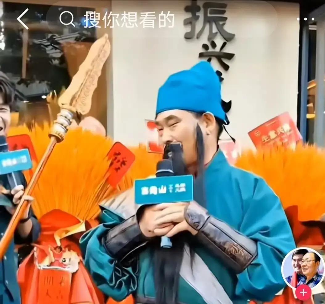 朱之文如今在台上穿银甲扮将军、套花褂子吊威亚撒花瓣，早不是当年那件旧大衣的模样了