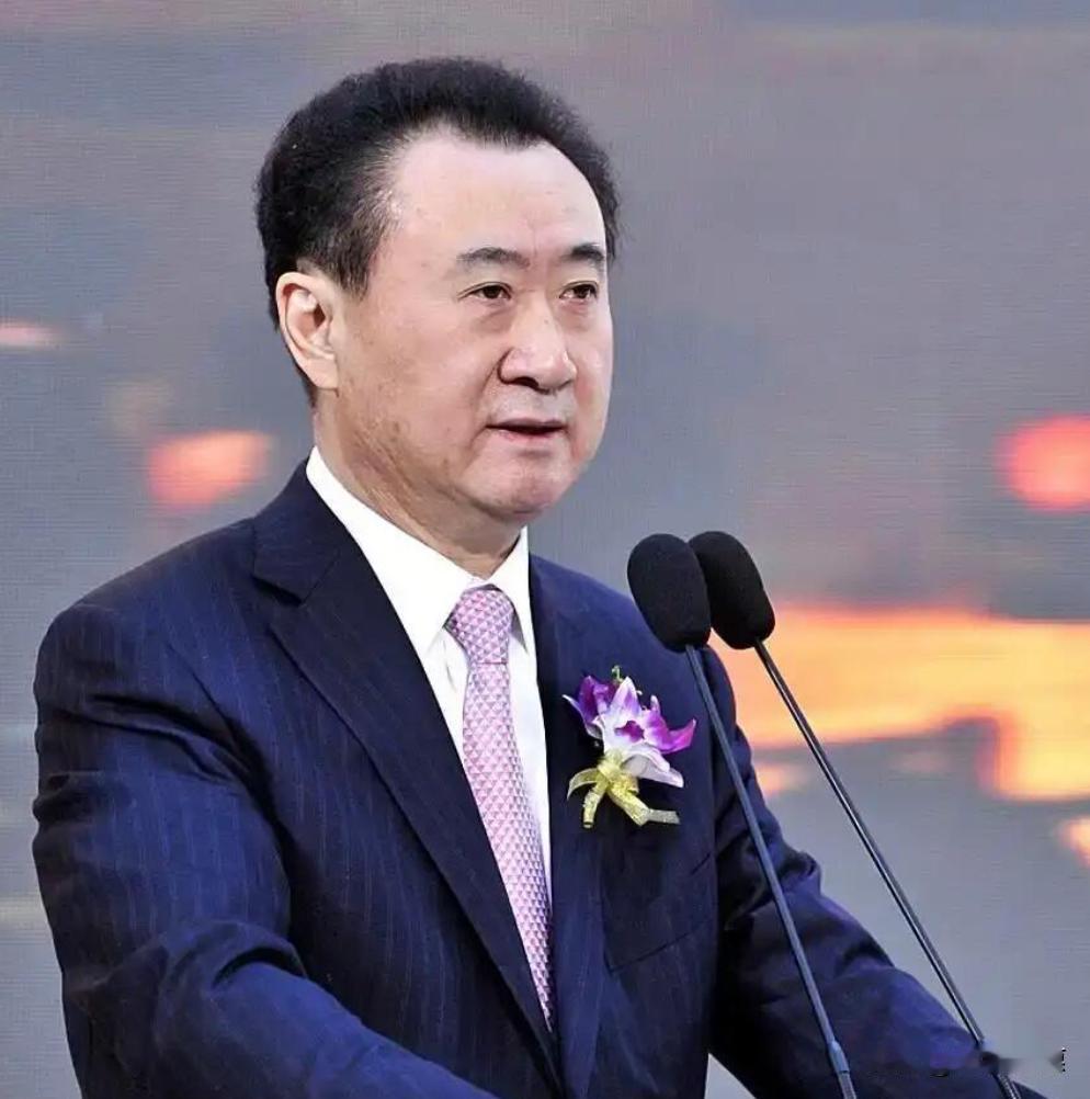 网上有个热评特扎心：
“老王孩子把他的气运霍霍没了。”
评论区笑完又有点心酸。