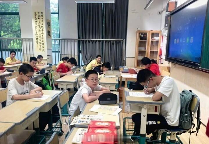 杭州多所学校推行新型家访今夏杭州不少中小学创新家访模式，家长可自主选择上门家访或