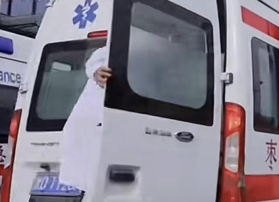 救护车在高速禁停区正常行驶，患者却要求下车小便，不让下车就攻击医护人员，强行逼着