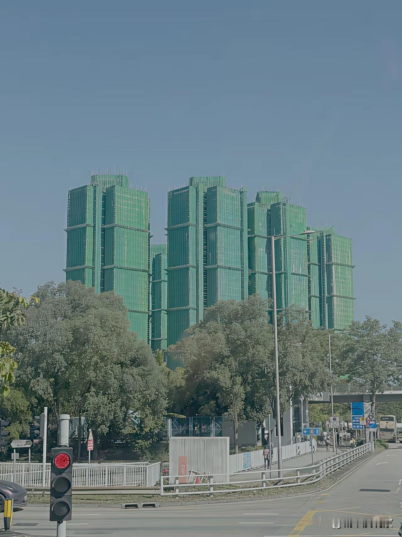 香港这场大火引发了什么样的危机？现代城市发展的高层建筑将走向何方？

有人说，消