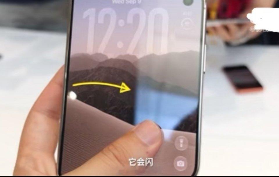 影视飓风Tim反掰iPhone折叠机，被李楠质疑是为了流量和话题过度测试。影视飓