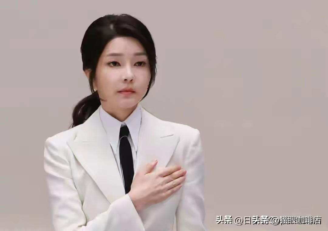 金建希判了七年。首尔中央地方法院那边给出来的罪名是收受贿赂还有斡旋请托，可要我说