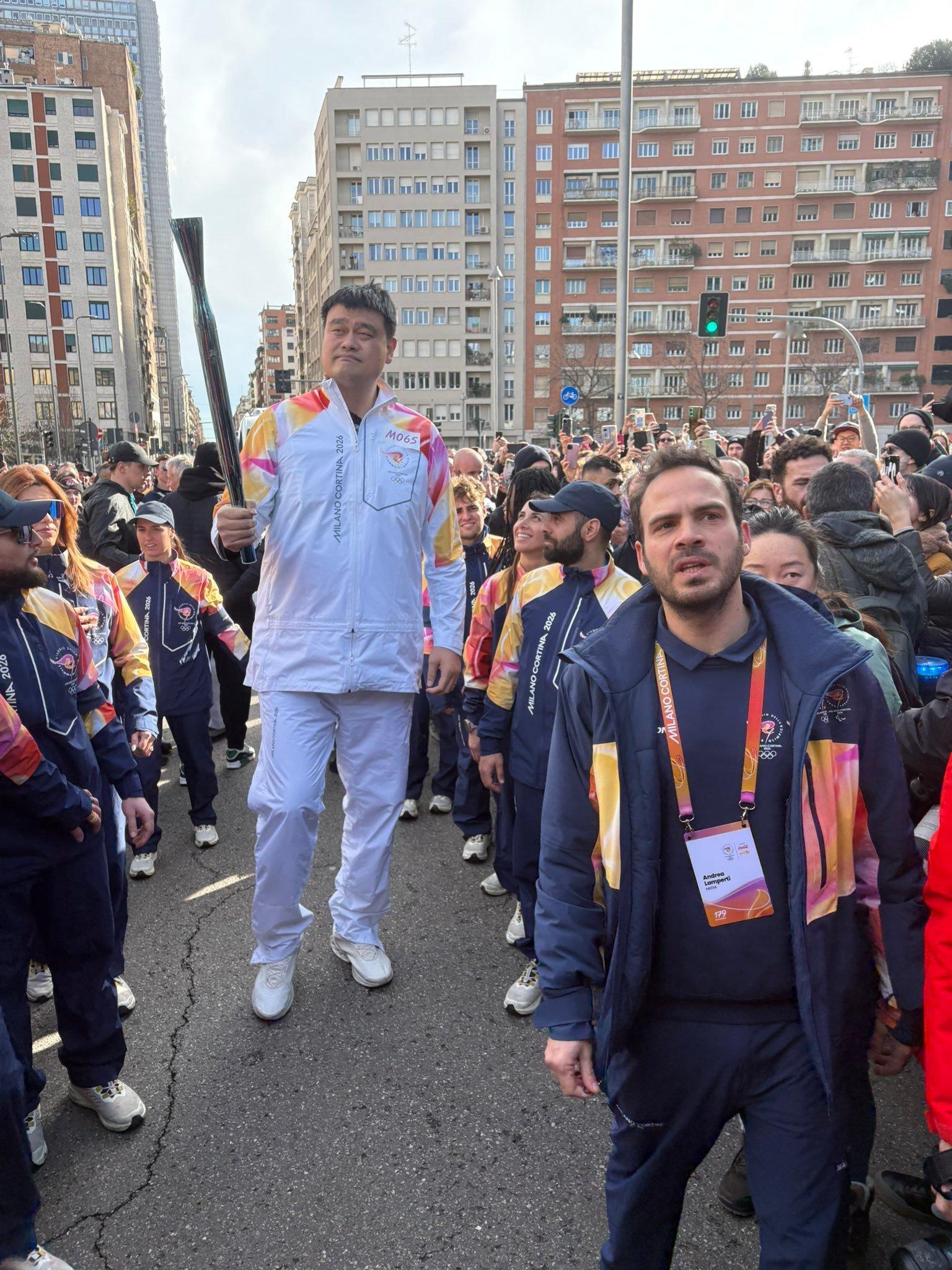 这位火炬手有点醒目冬奥会冬奥会开幕式