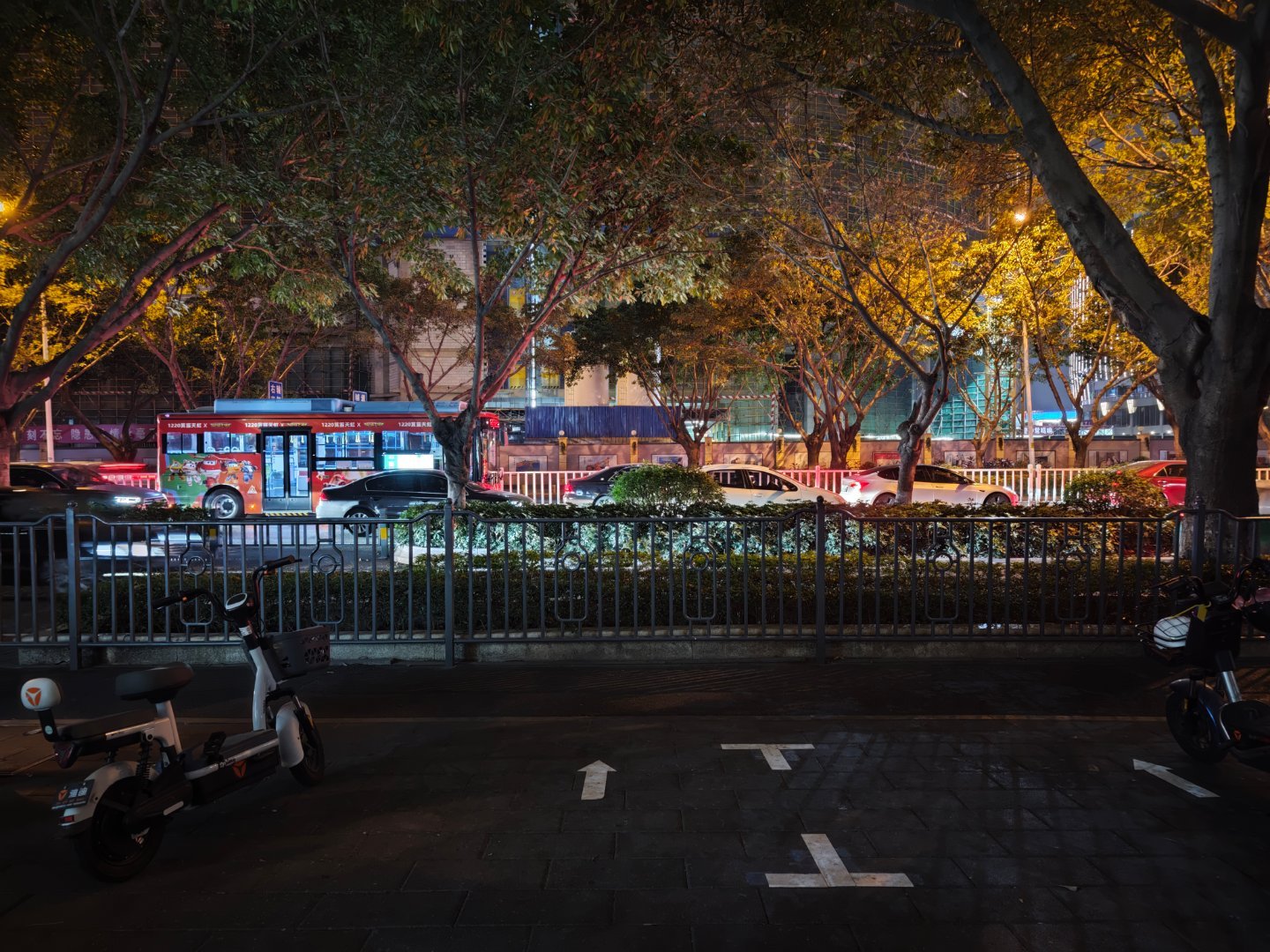 济南大学3.5元泡面老板发声 很多学校都有这样的情况，大学生就是摇钱树，而且不敢