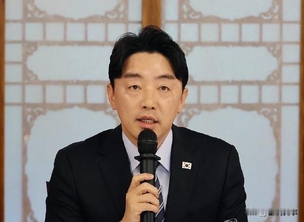 来自韩国最新消息
就在今天上午！
针对所谓的“限韩令”一事。韩国总统室秘书室长姜