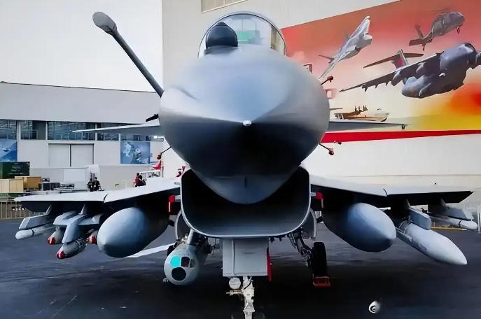 看枭龙歼10CE走向世界印巴一场空战，让全世界开始正视中国武器在国际上的地位了，