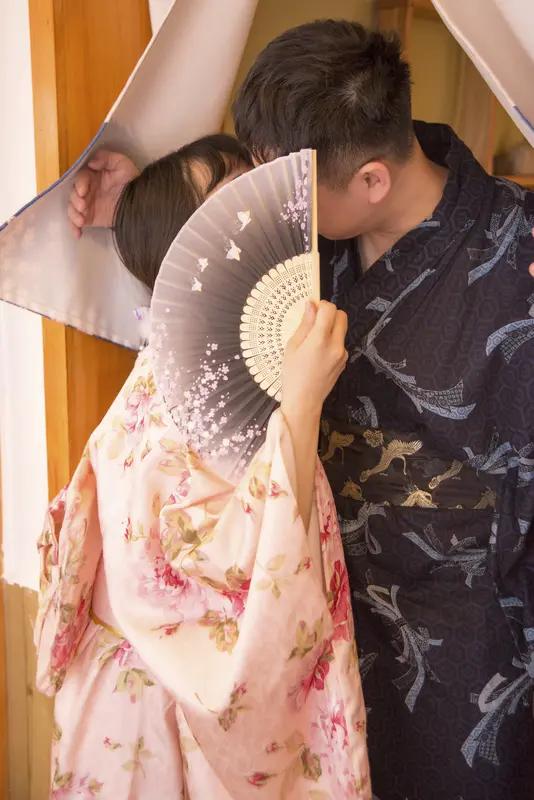 五个月产子？清官妙计救烈妇

富户新妻孕五月生子，丈夫怒斥“不贞”欲休妻。妻子以