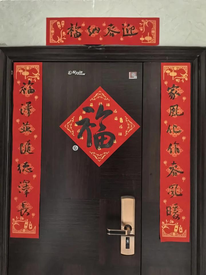 古城的老街

临河先生
 
老街的石缝 探出嫩绿的草尖
轻触如水般洒落的月光
岁