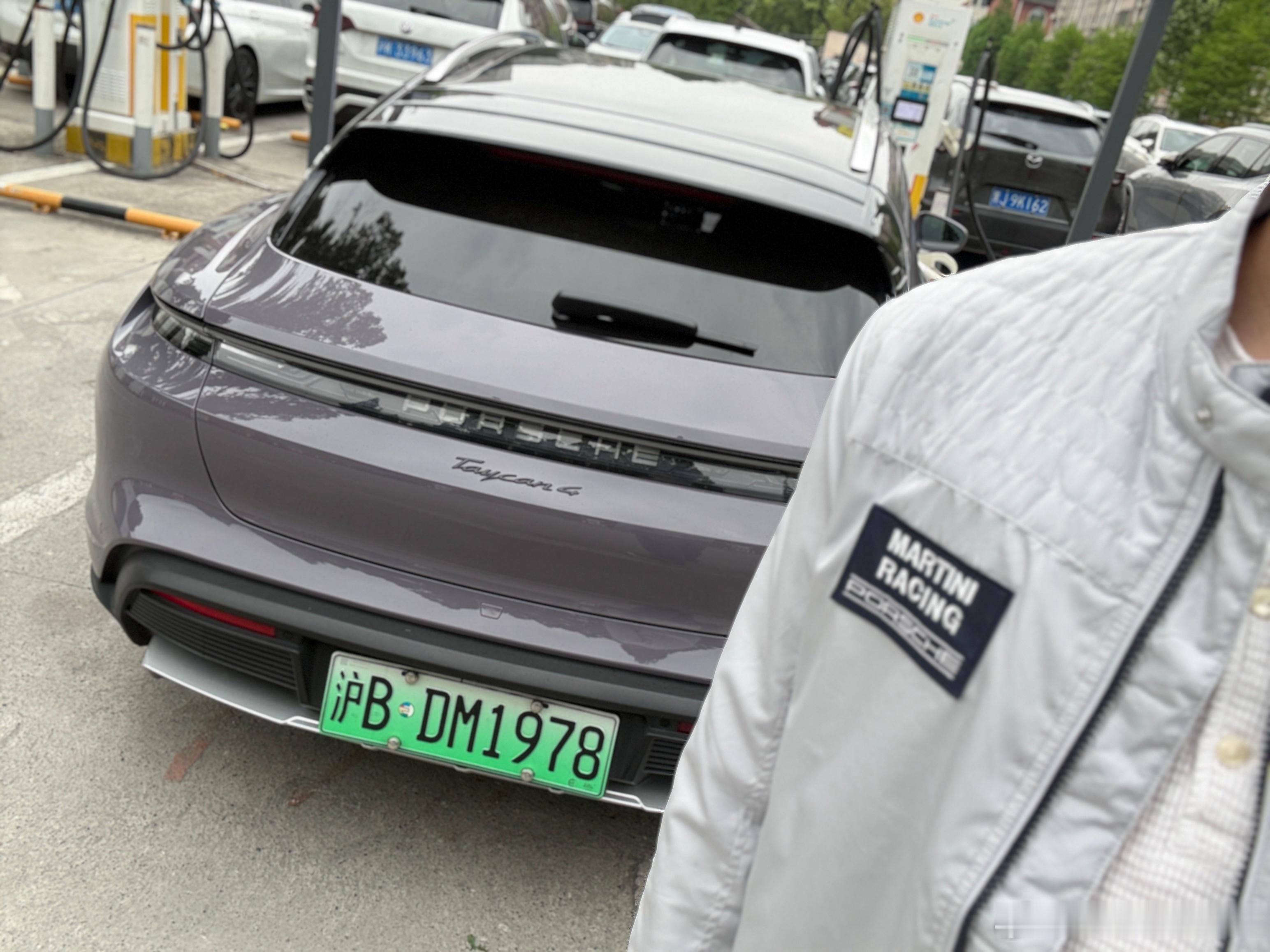 今天的穿着和车很搭分享下Taycan除了车机之外的另一个槽点，我真的很不喜欢从头