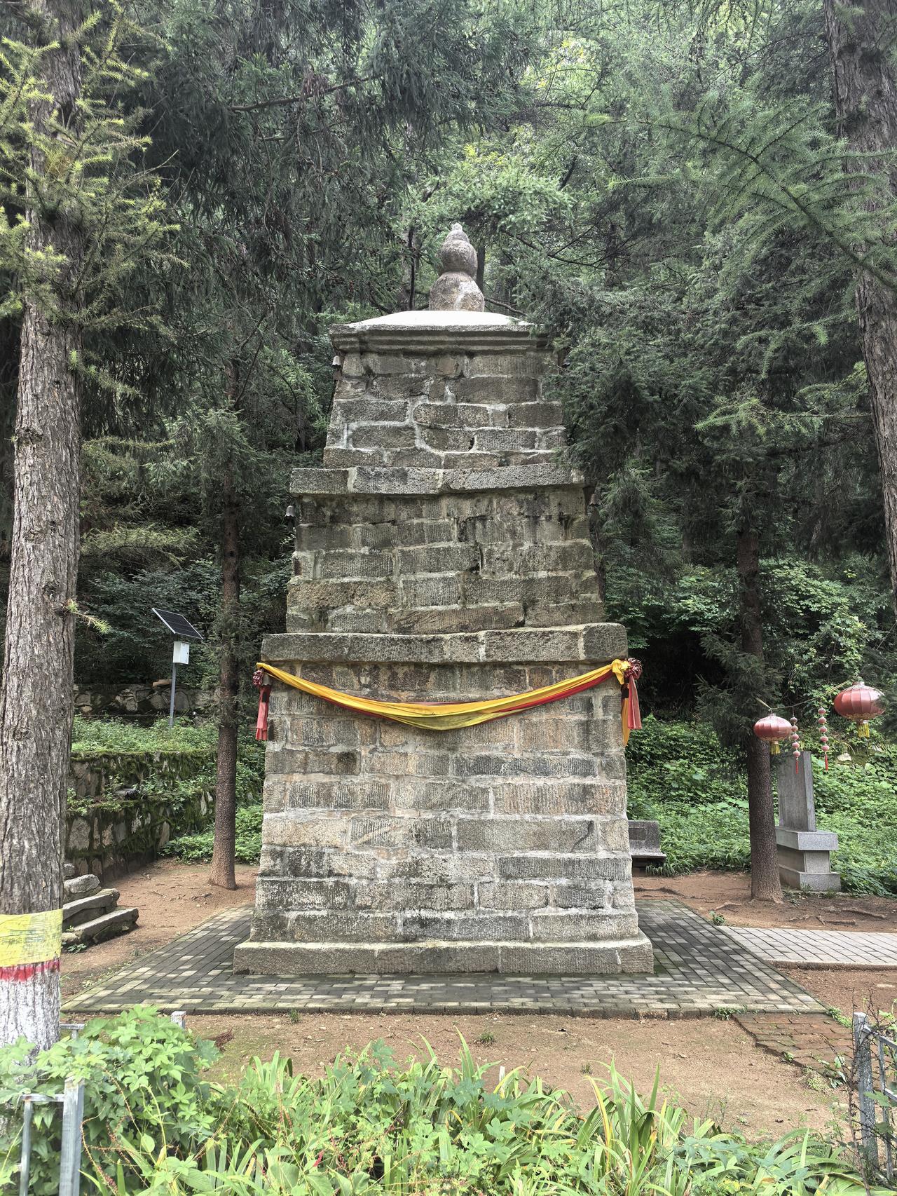 为什么印光法师的纪念塔，要选在秦岭深山里的隋代砖塔旁边？

两座古塔相距仅约50