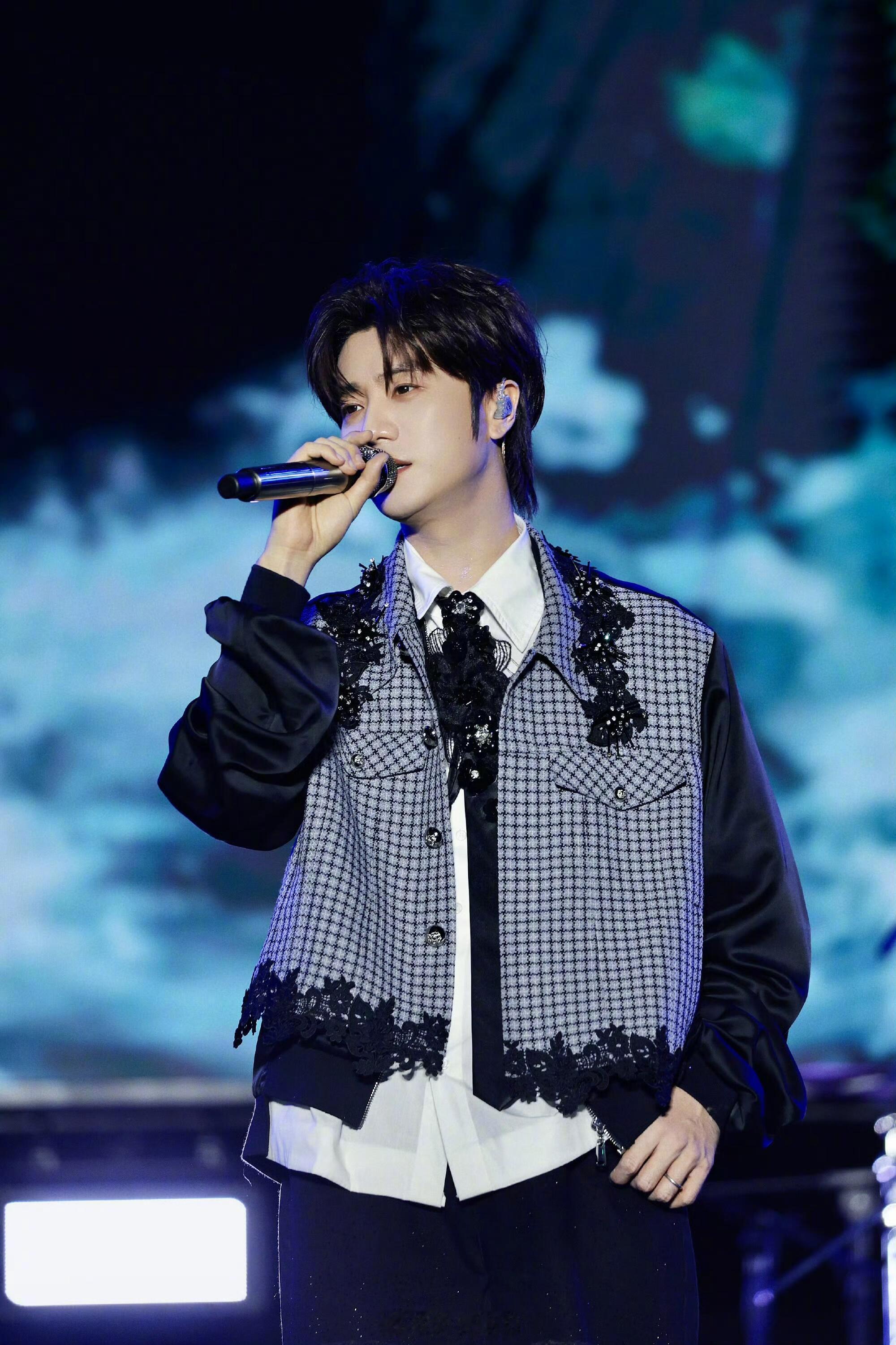 陆虎回应歌单 “像你这样的朋友3.0”巡演快来吧！陆虎对粉丝是真的好，之前有次签