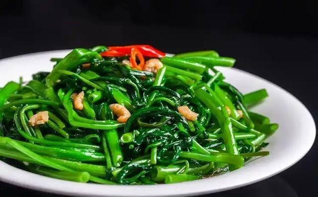 你可能也有过这样的经历，在餐桌上看到一盘绿油油的菠菜，想不到它背后居然藏着一些健