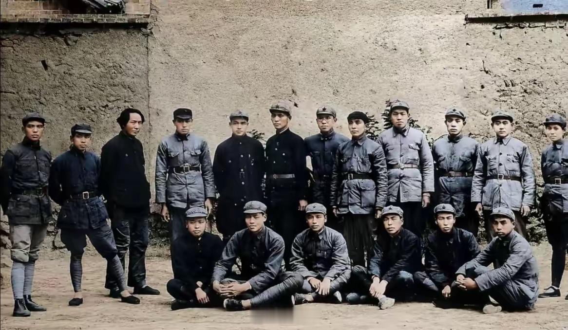 照片拍摄于1937年5月，延安凤凰山毛主席住所窑洞前。距离1927年秋收起义刚好