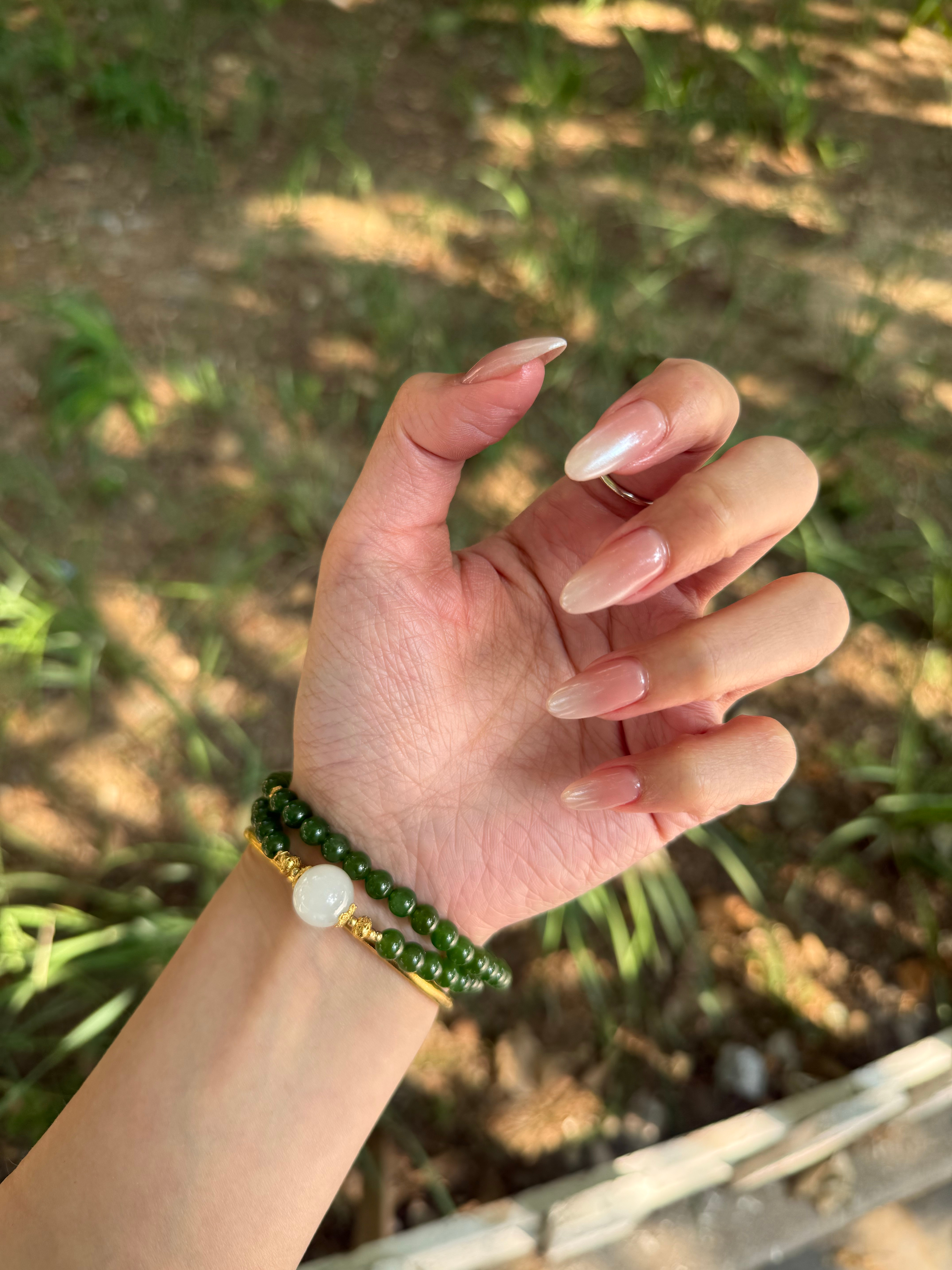 我滴妈呀，北京的阳光实在太强太晒了，干晒那种。中午见了老朋友，把美甲做了，现在去