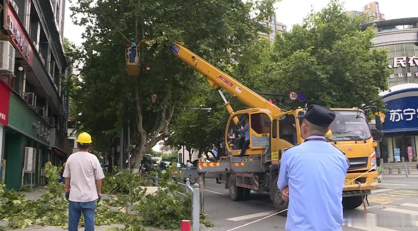 浙江全力打赢台风巴威防御主动仗迎战台风巴威浙江全面行动 浙江长兴太湖街道联合执法