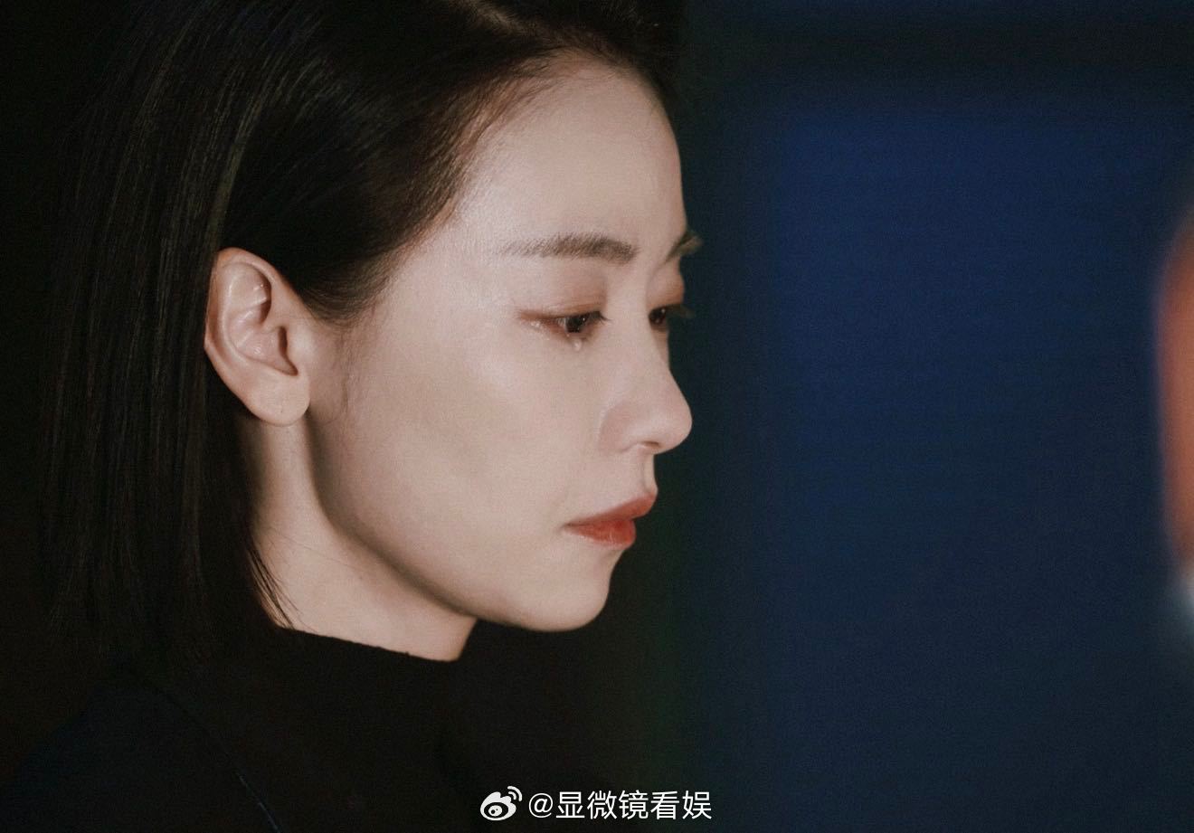 刘雅瑟耳朵红透了这么可爱是谁发明的呢！隐身的名字线下被姐姐圈得死死的，看似活泼小