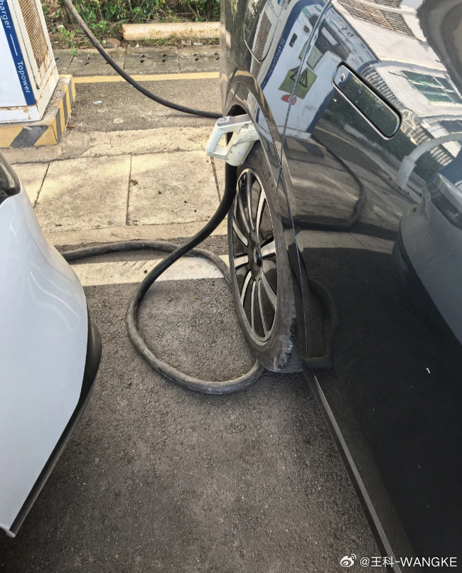 充完电回来，发现电线被压了隔壁车轮底下了