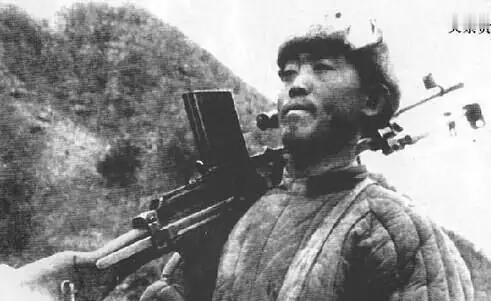 1951年，在抗美援朝的战场上，42军战士们发现了一件怪事，在他们身后一座没有人