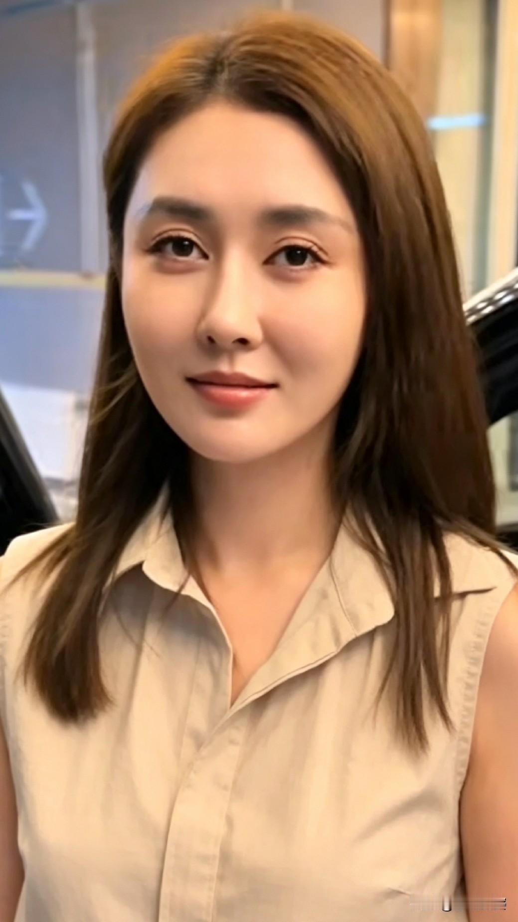 经朋友介绍认识了这位女生，听说今年刚好三十岁。第一次见面就生出不少好感，没有刻意