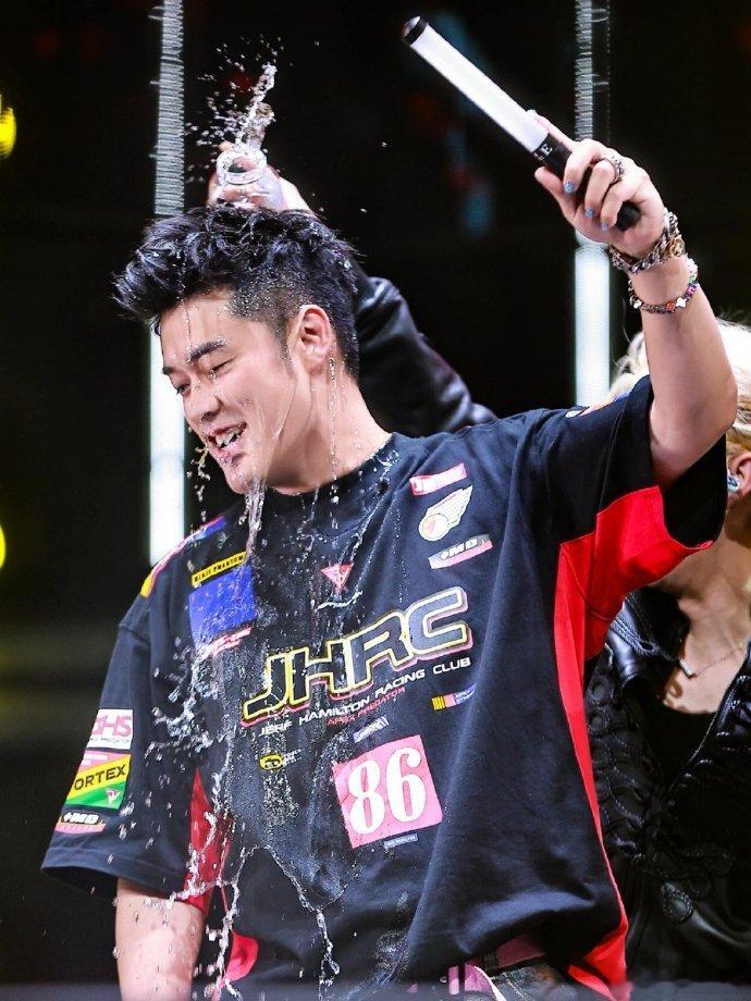 鹿晗演唱会 陈赫神图邓超魔图陈赫这几张该说不说是真帅[色] ​​​