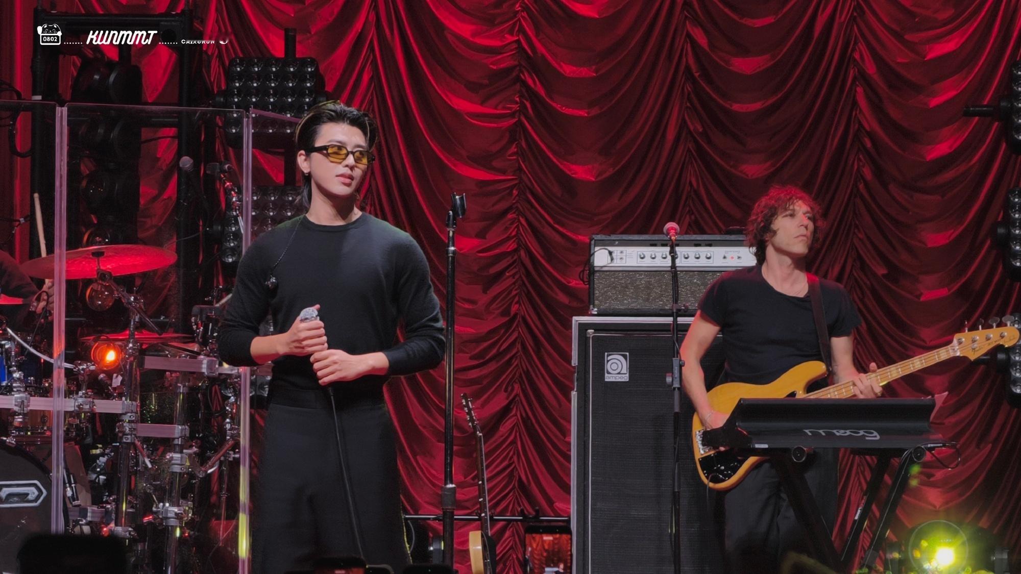 蔡徐坤紧身衣肌肉 熟男届来了个紧身衣版蔡徐坤，看到这个手臂胸肌背肌没有保持干燥的