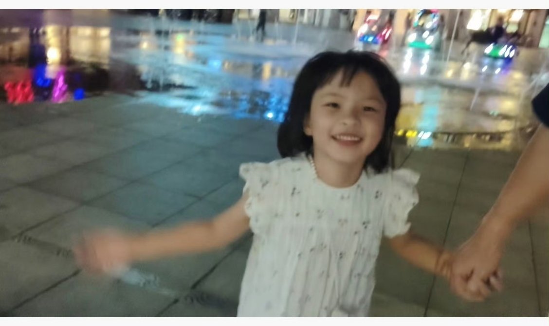 她快乐的样子太美好了！ ​​​