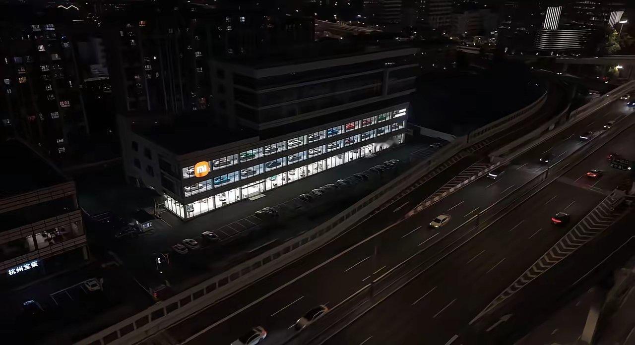 杭州石祥西路的小米汽车门店，太绝了，尤其是晚上的效果，纯纯就是城市风景~
