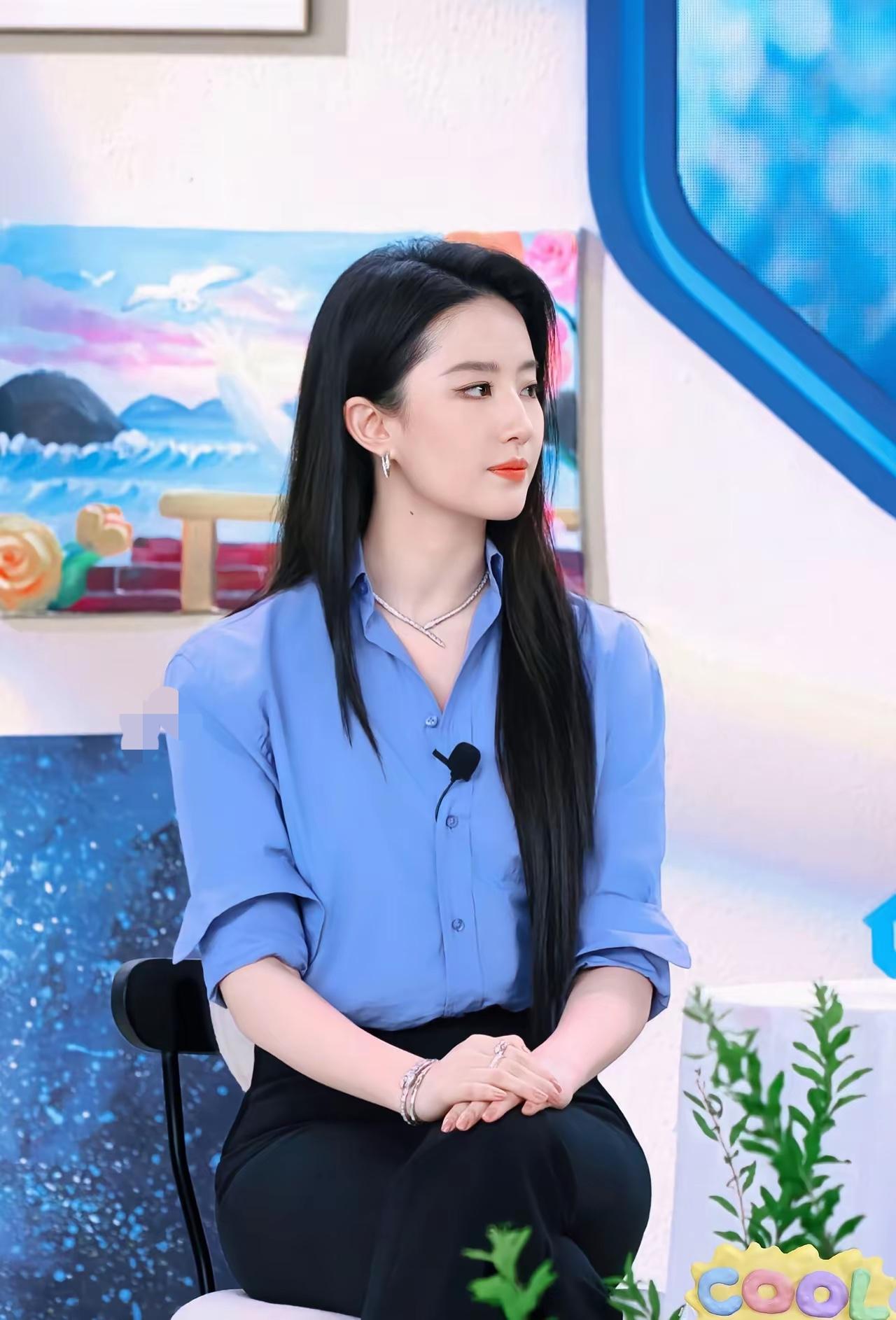 刘亦菲这身打扮有种仙女下凡的状态