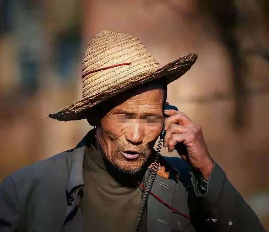 一个多月前，严老汉在自家果园施肥时，发现果园的门是开着的。他走近一看，吓得魂不附