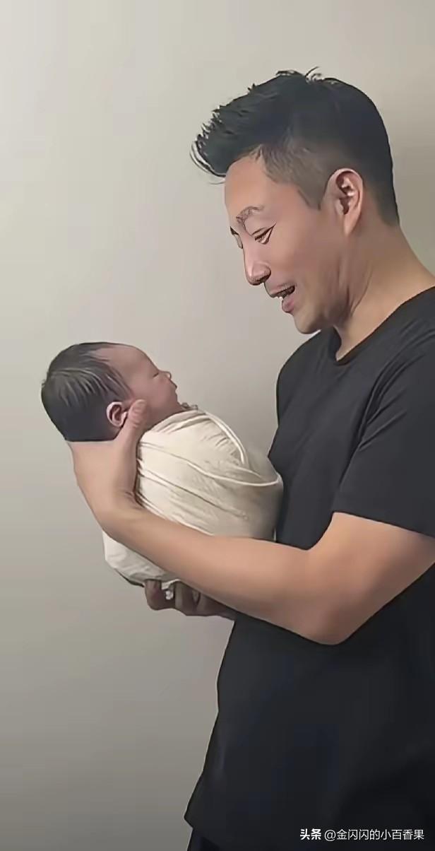 汪小菲嗮亲子满月照可怜张兰五十秒，想想当初张兰一张喂奶照， 被全网审核，被亲儿子