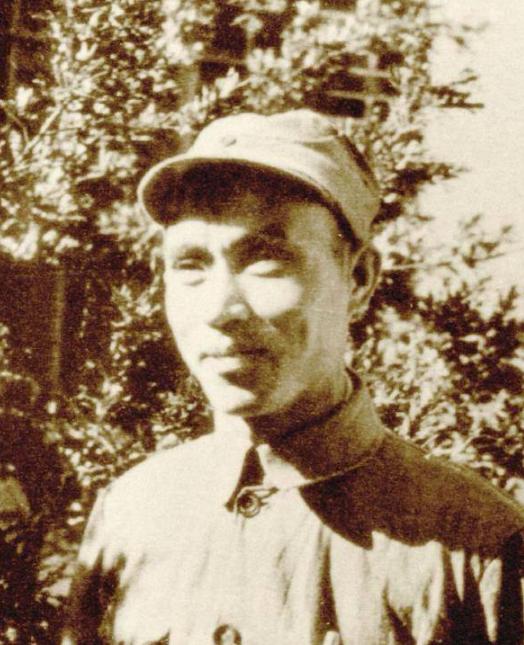 1947年，解放军师长周志坚，因大腿根部受伤住院，这时，一19岁女护士来给他换药