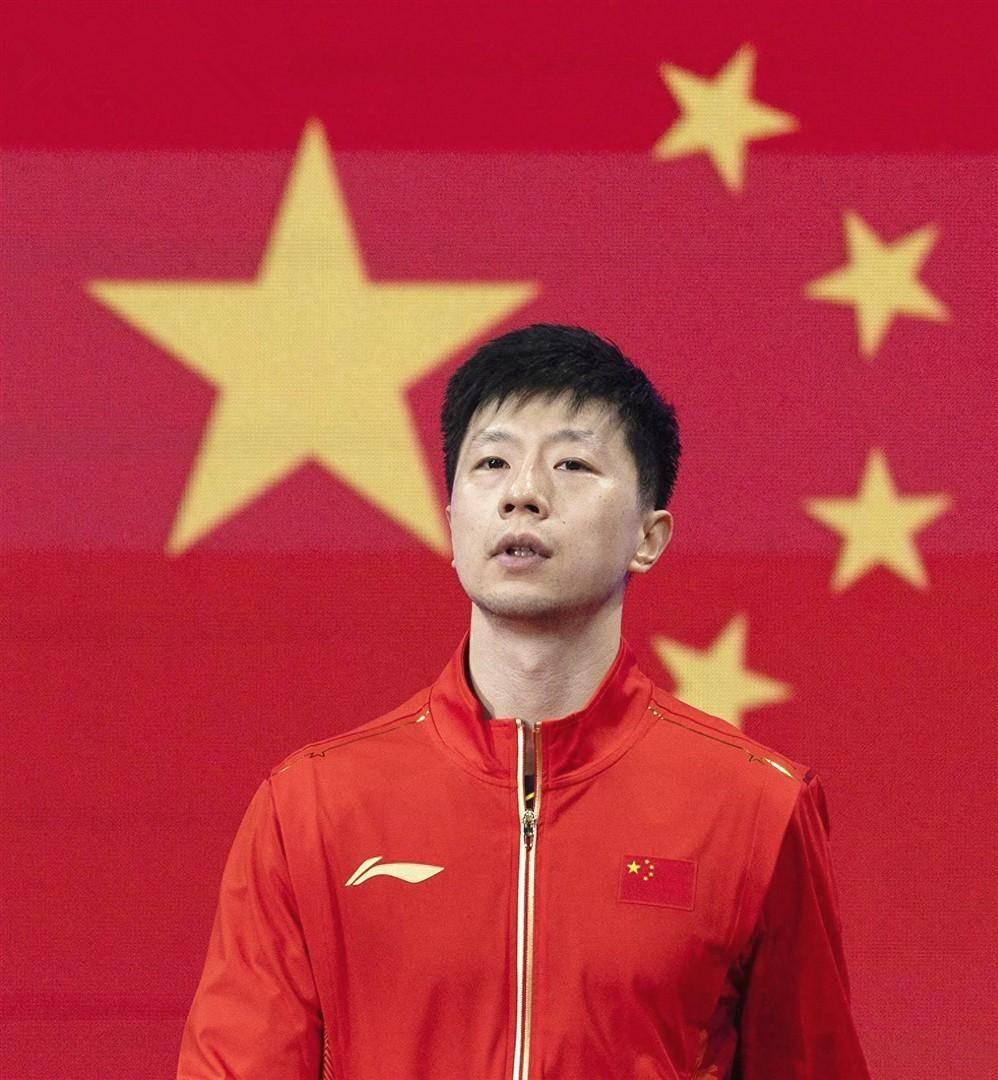 乒协副主席和亿万富翁，在球台对面弯腰捡球。
这画面够魔幻吧。
马龙是副主席，许昕