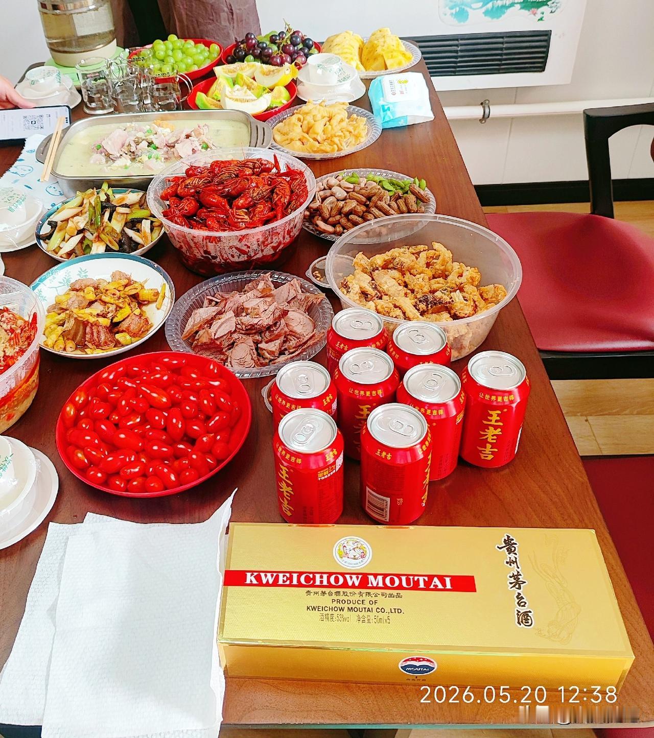 今日三餐分享今天吃了个大餐，同学请客，自己做了一个葱爆海参，做了一个腊肉炒笋，其