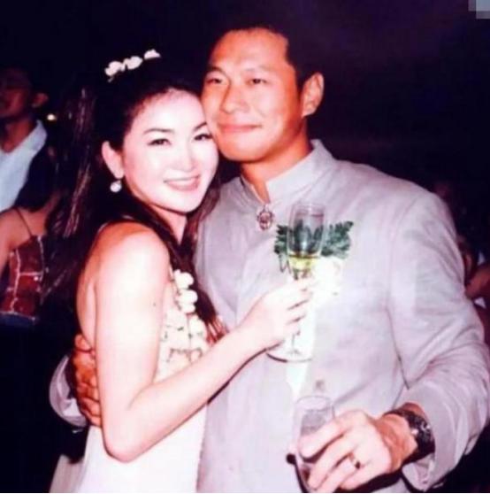 2006年，温碧霞因为查出来不能生孩子，哭着跟丈夫何祖光提离婚。谁能想到，何祖光